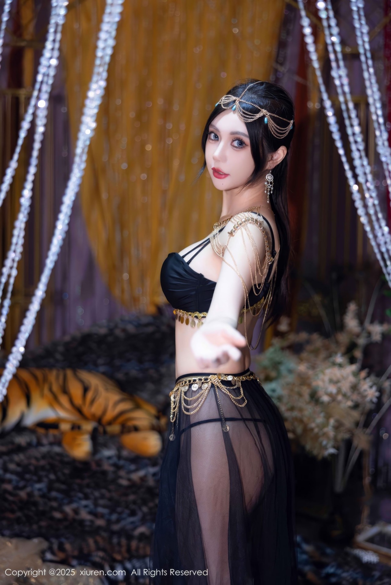 绮里嘉黑色露肩上衣图集79P，时尚造型与舞台感的华丽碰撞插图3