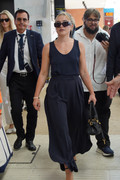 Florence-Pugh-Pokies-Black-Venice218