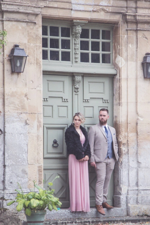 couple-elegant-costume-robe-homme-femme-porte-chateau