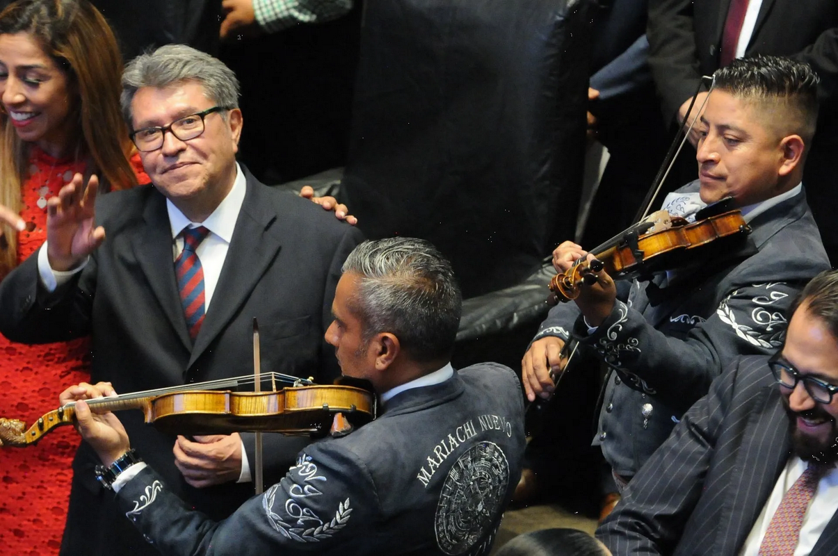 Con mariachis despiden a Monreal del Senado