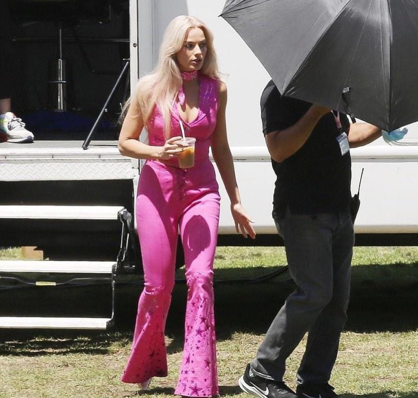 Captan a Margot Robbie con el vestuario para la película de