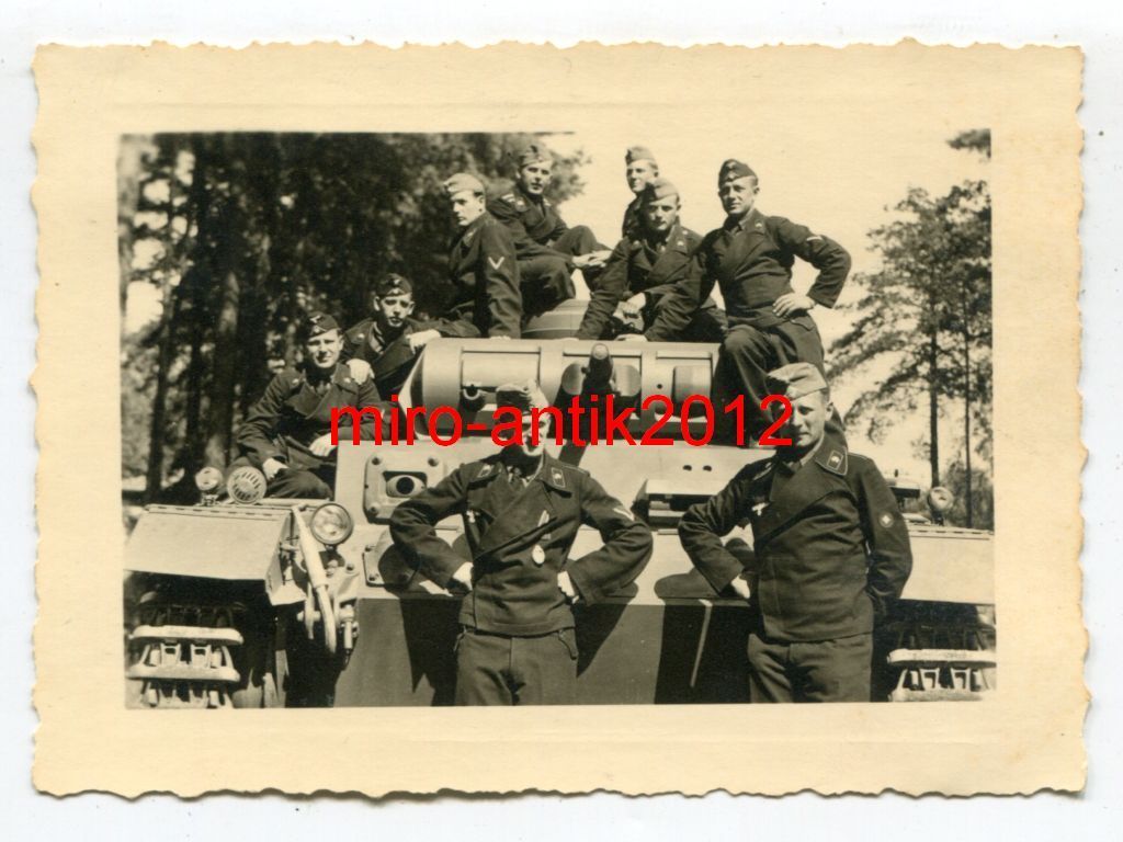 Panzerregiment 5, stolze Panzermänner vor einem 