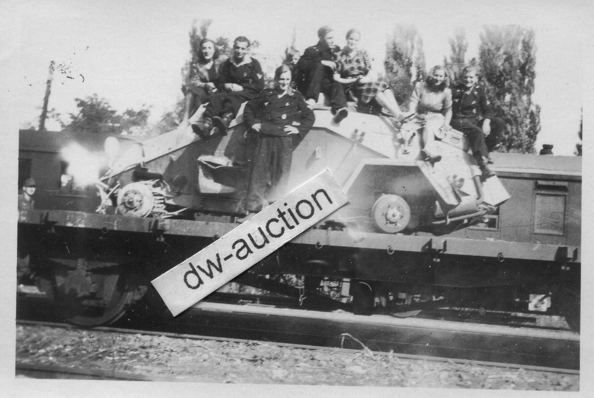 Panzer AA 23 , zerstörter Panzerspähwagen auf Ba
