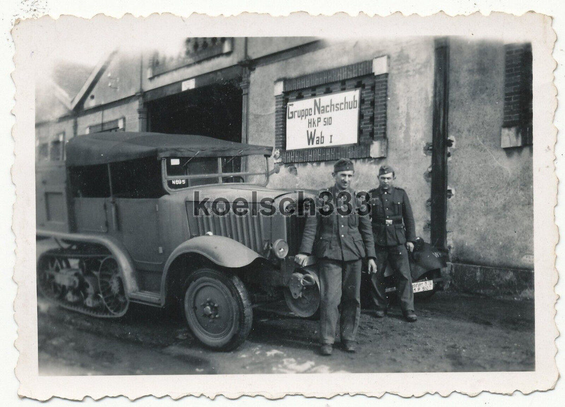Foto französische Unic P 107 Beute Panzer Halbkette am Schild HkP 510 in Orleans.
