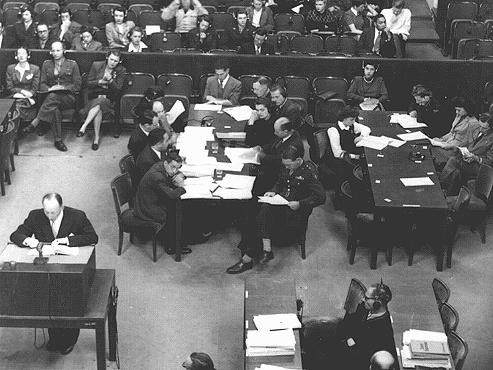 El equipo de la fiscalía durante el juicio a los médicos, incluido el jefe del consejo de brigada general Telford Taylor