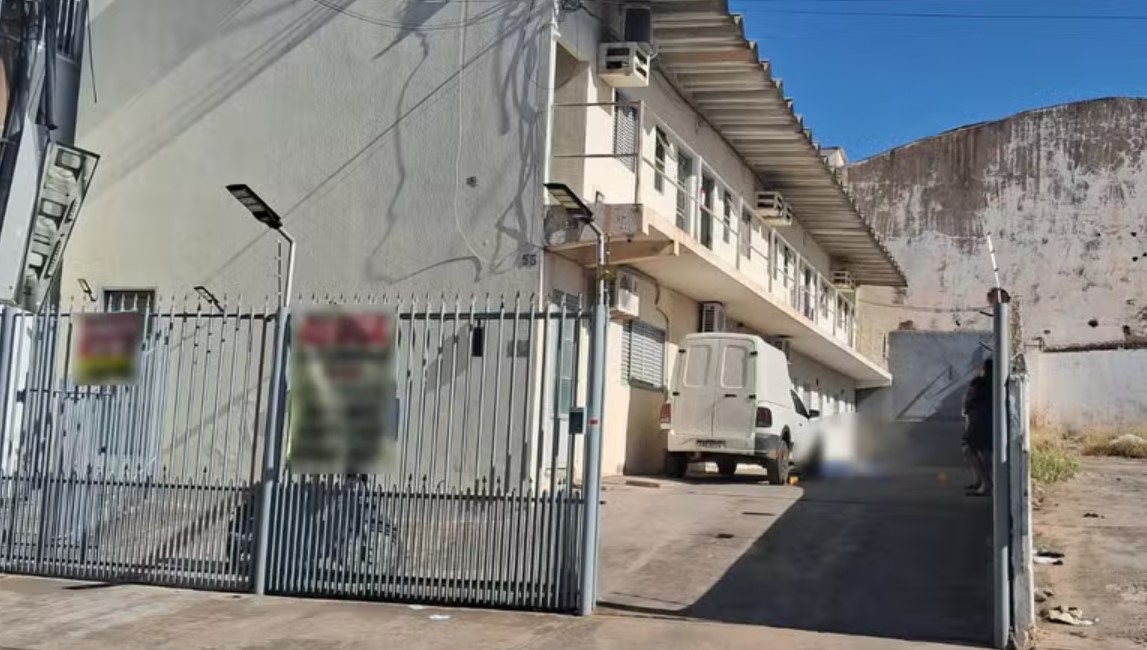 Ator morava em um conjunto de quitinetes de dois andares e morreu aós cair de uma altura de cerca de quatro metro — Foto: Reprodução
