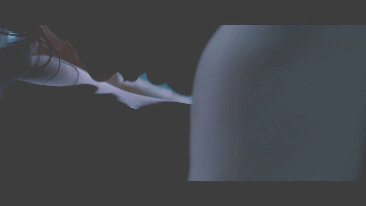 Raima Sen Hot Navel From Mirch 2010 1080p Light Version.mp4_snapshot_00.29_[2020.12.02_20.41.28]