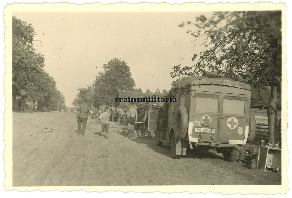 Orig. Foto Sankra Sanka Lkw mit 34.ID Wappen Bevölkerung in Weissrussland 1941