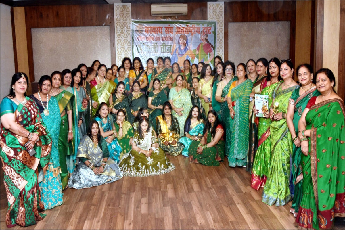 हरियाली तीज क्वींन बनी श्रीमती चंचल श्रीवास्तव 