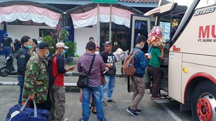 Terminal Poris Tangerang mendadak ramai pemudik, Jumat (2/7/2021). Mereka yang mudik beralasan demi menghindari aturan PPKM darurat yang berlaku mulai 3 Juli hingga 20 Juli 2021.