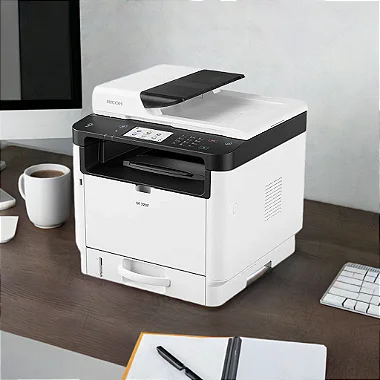 Multifuncional Ricoh M 320F em um ambiente de escritório
