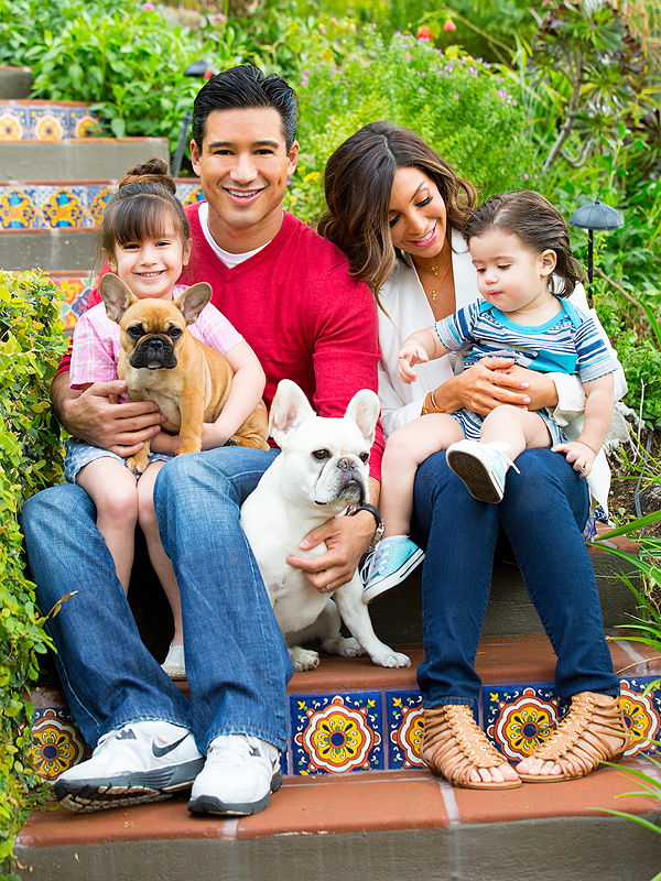 Mario Lopez med familie på bildet
  