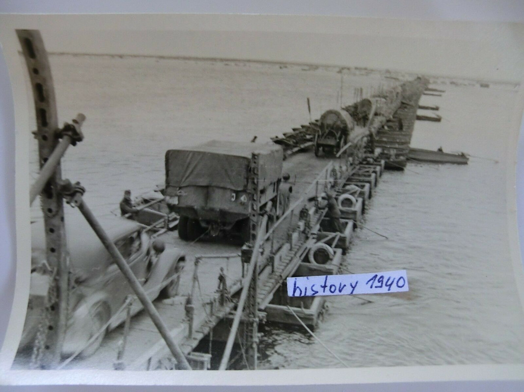 Pz. Jg. Abt.46 bei der Wolga Behelfsbrücke - Fluss Überfahrt.LKW mit Wappen.