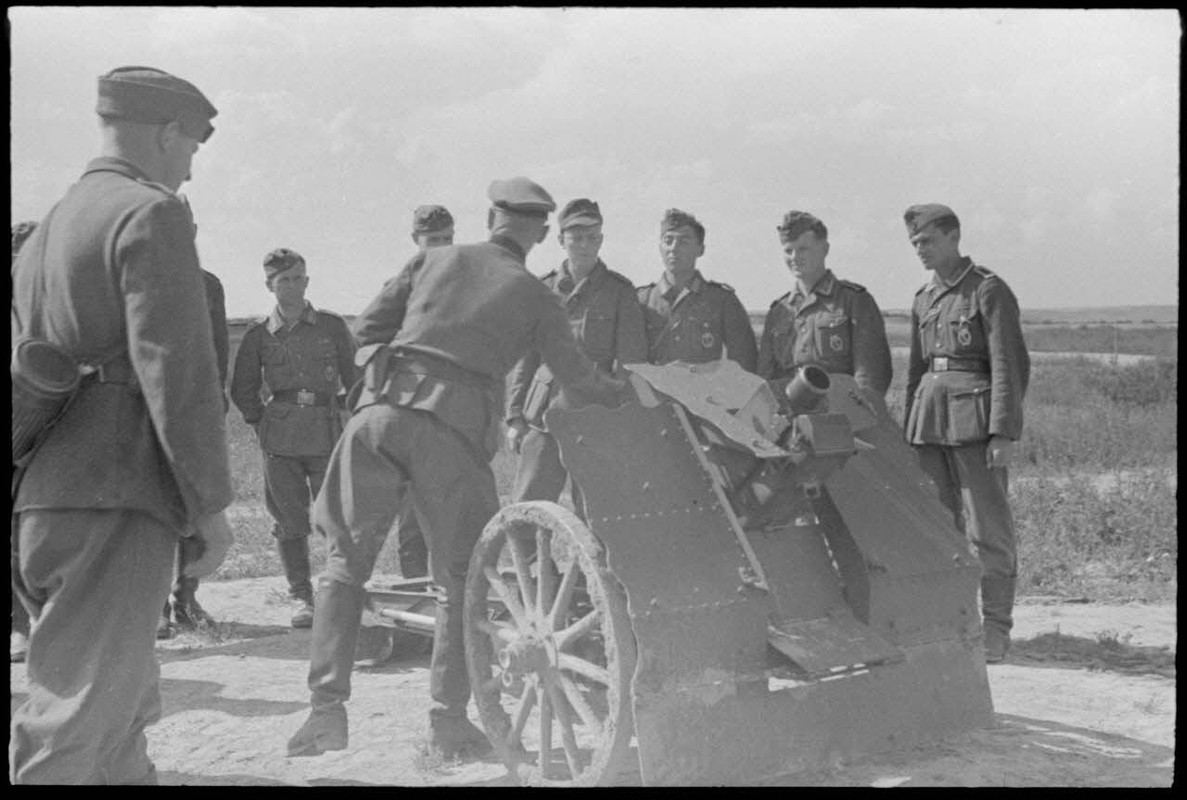 Instruction de fantassins sur une pièce de 7,5 cm leichtes Infanteriegeschütz 18 avec la présence du