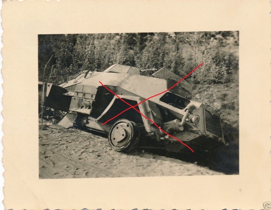 Foto POLEN Zerschoßener Panzerwagen Radpanzer