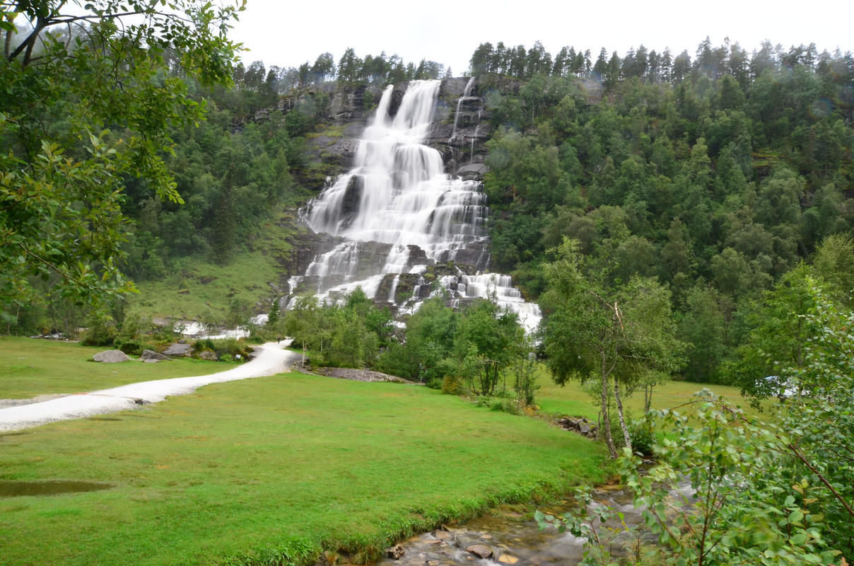 Noruega 10 días de cabañas y con niños - Blogs de Noruega - ETAPA 7- Crucero por el Fiordo Nærøyfjordenr, desde Kaupanger a Gudvangen (12)