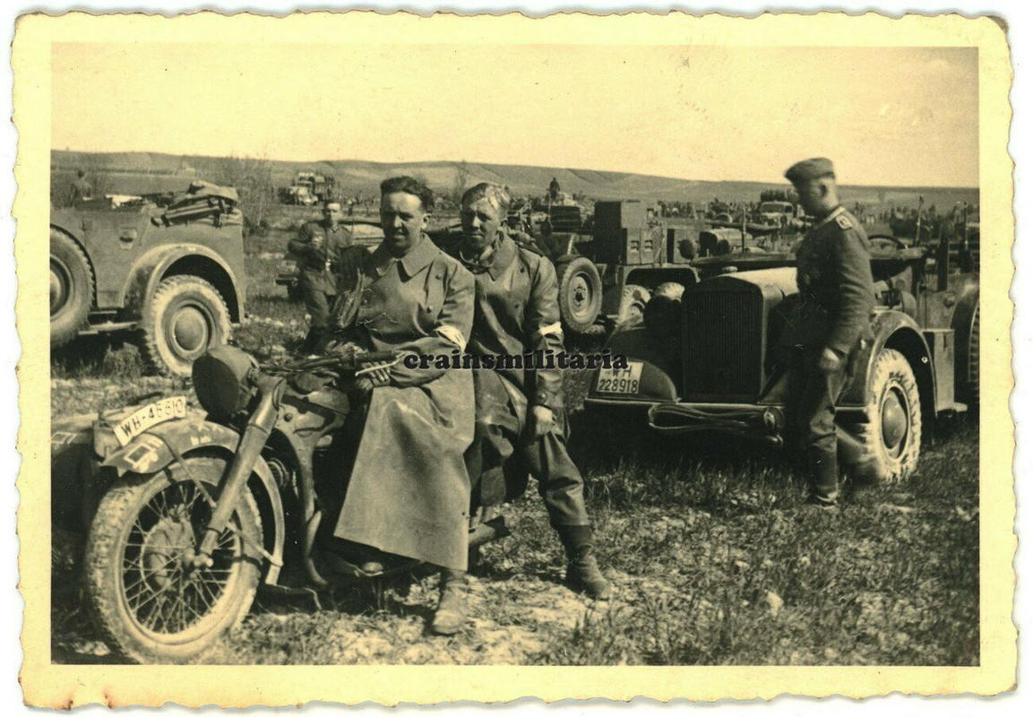 Orig. Foto 6.PD Kradmelder m. Motorrad Kübelwagen Einheits-Pkw Frankreich 1940