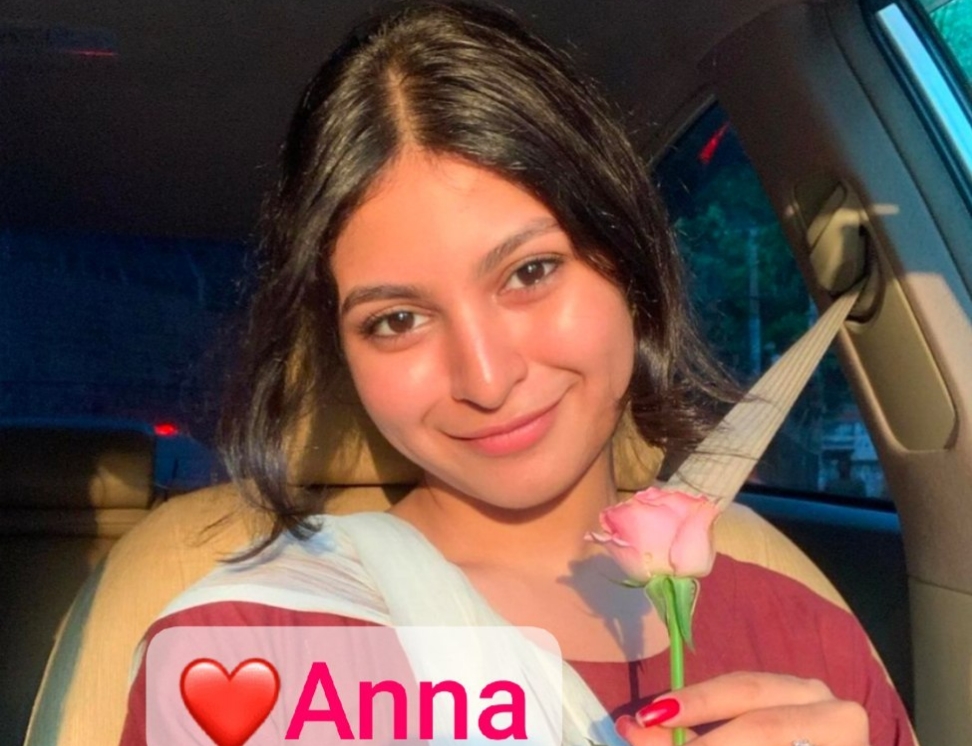 Beautiful Insta Girl Anna Latest Premium Live Showing Pressing Huge Boobs