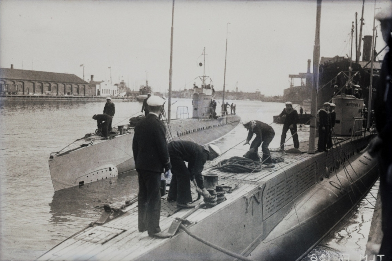 https://i.postimg.cc/SKNYztS3/Ronis-Tallin-1927.jpg