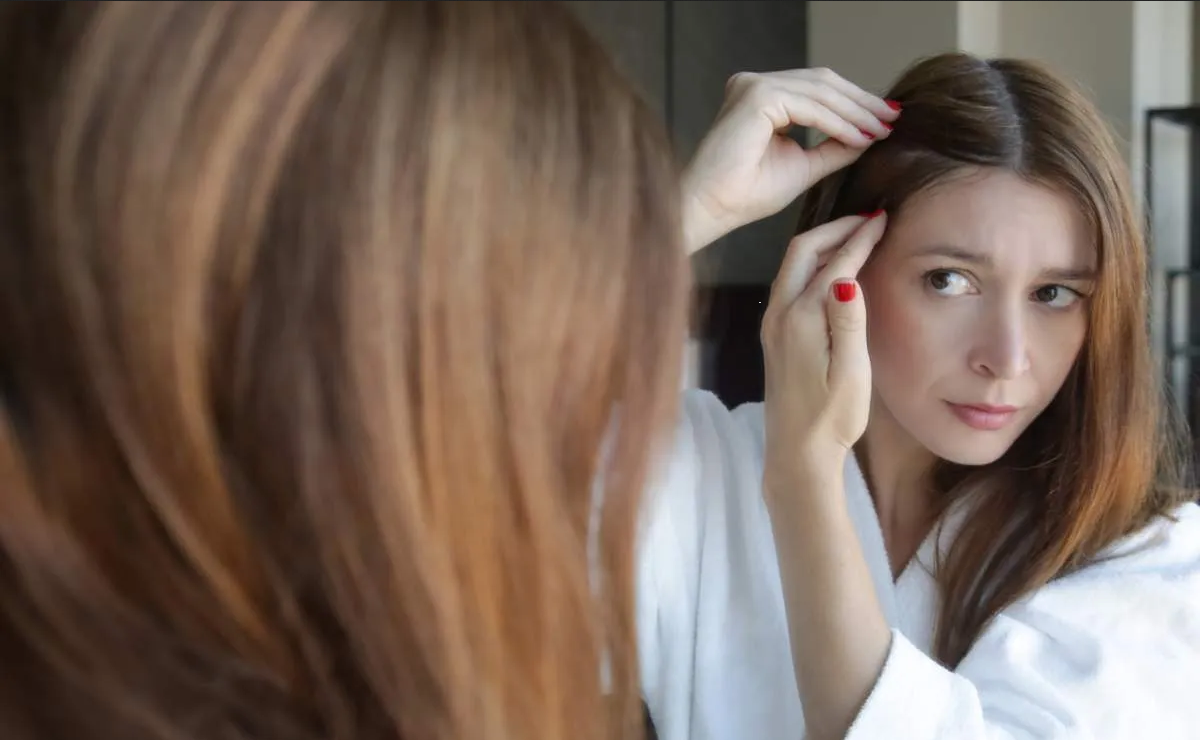 ¿Te arrancas las canas? Esto es lo que pasa si lo haces