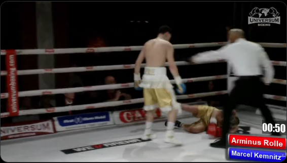 15-годишен боксьор нокаутира 46-годишен съперник