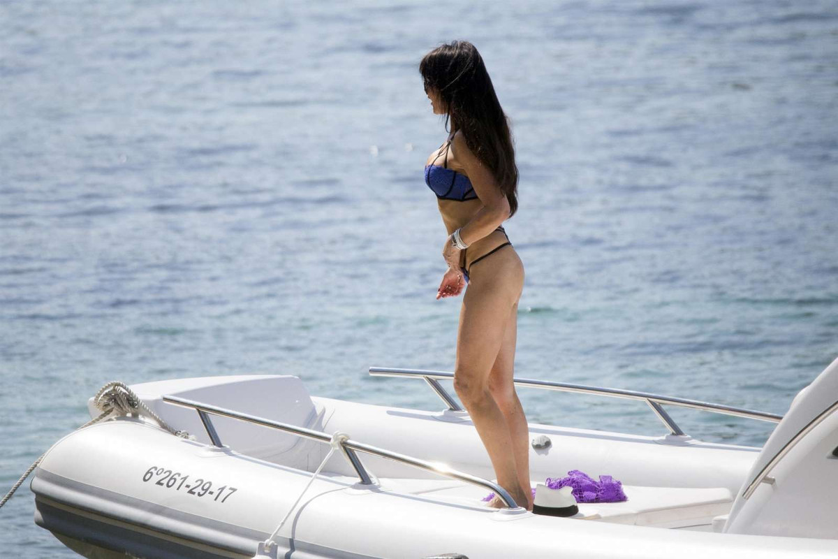 Lizzie-_Cundy_-_Wearing-_Bikini-and-_Swimsuit--29