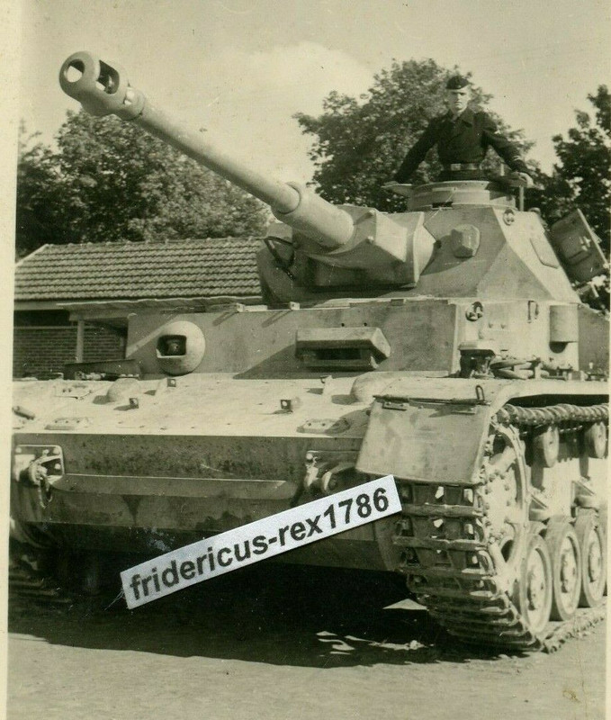 F28 Foto 1 Panzer Tank PzKpfw IV lang Rohr der 1.Pz.Div. im Westen 1943(5)