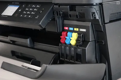 Duas bandejas de papel com capacidade total de 500 folhas