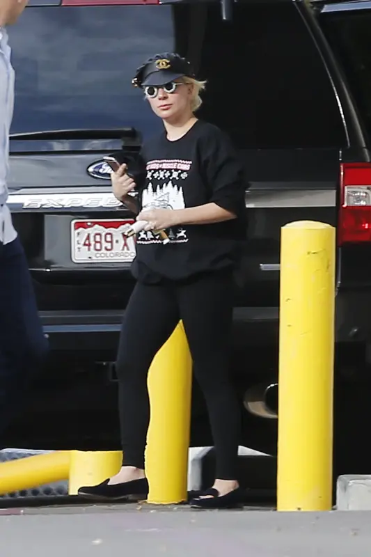 1-4-16-Leaving-a-Yoga-Studio-in-Malibu-0