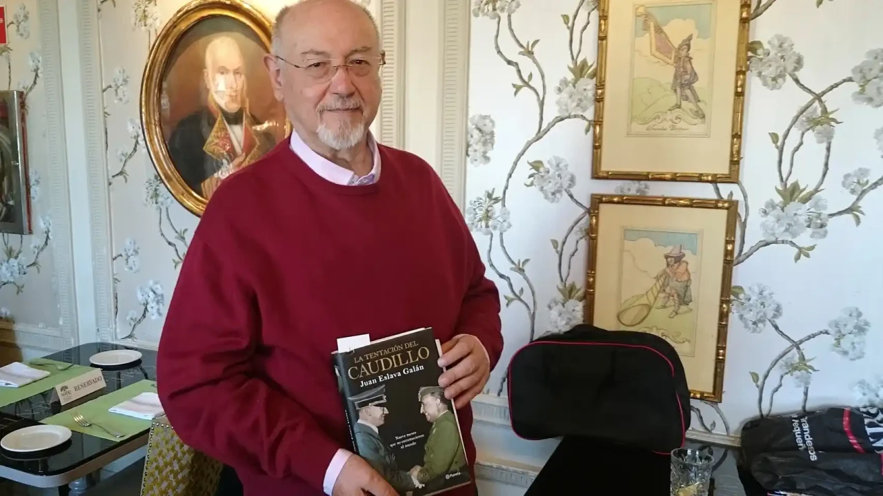 El escritor Juan Eslava Galán, con su último libro