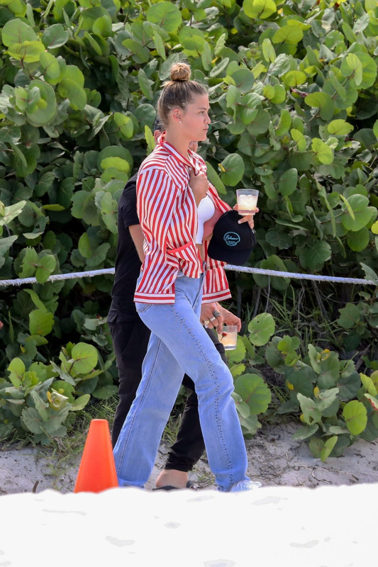 nina-agdal-in-jeand-on-the-beach-in-miami-07-12-2018-1