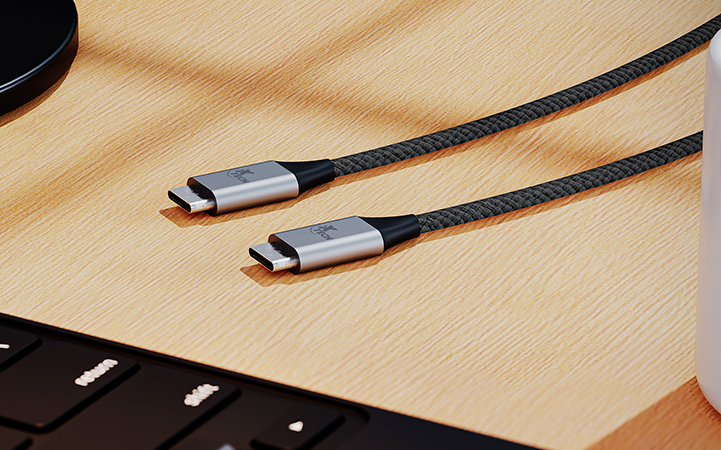 Cable USB-C extralargo de Xtech conectado a un laptop en un escritorio.