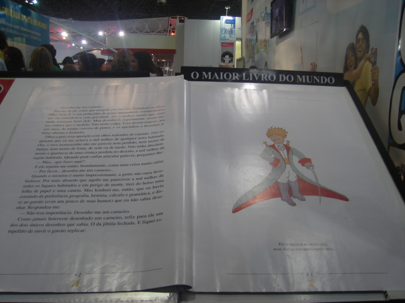 Livros da saga Harry Potter empilhados mostrando o impacto da obra na literatura.
