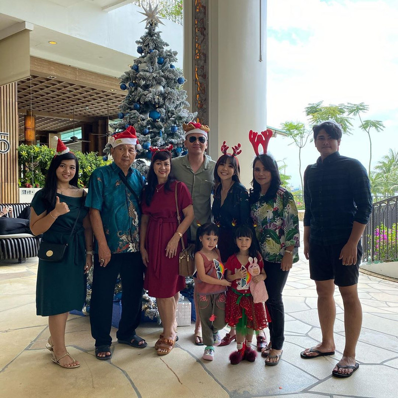 Gisella Anastasia merayakan Natal bersama Wijaya Saputra di Singapura.