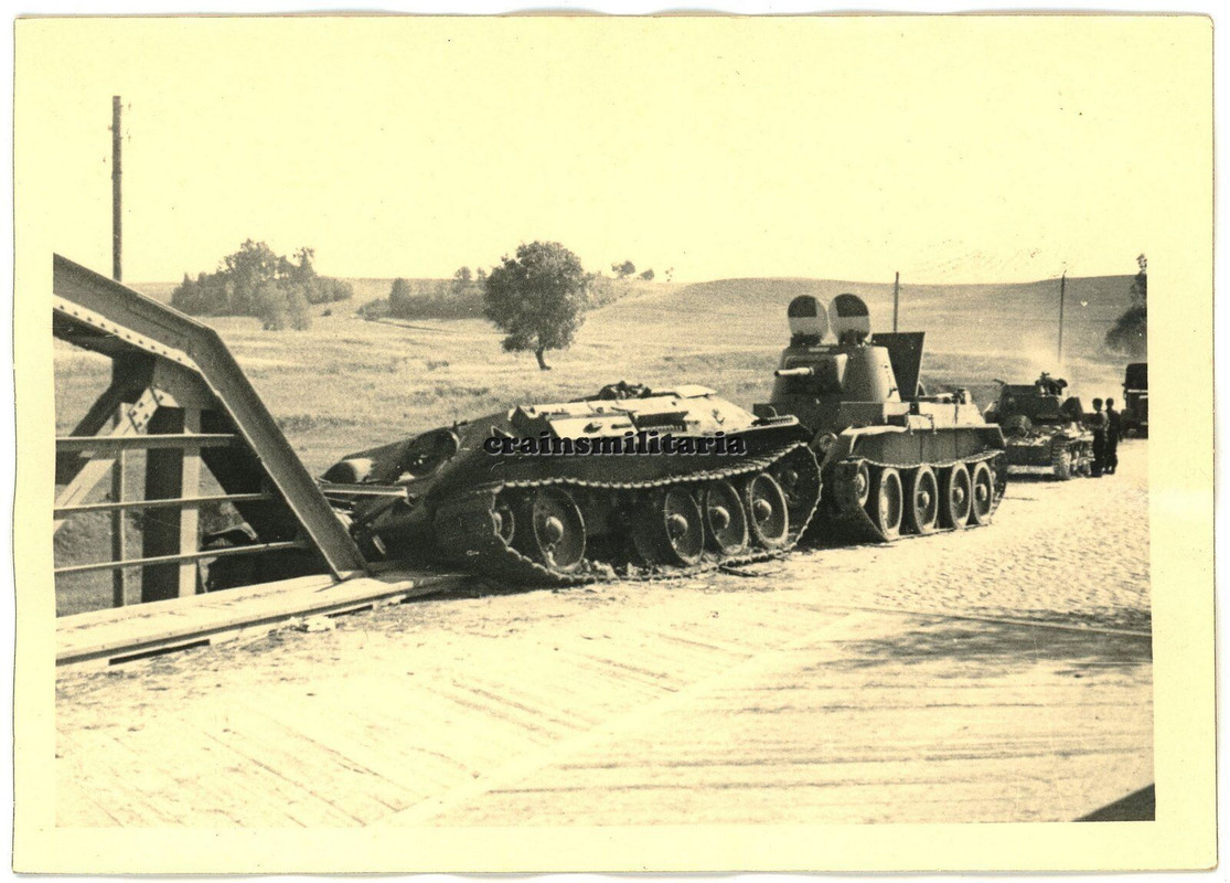 Orig. Foto zerstörte Russland Panzer T-34 Tank bei WILNA Vilnius Litauen 1941