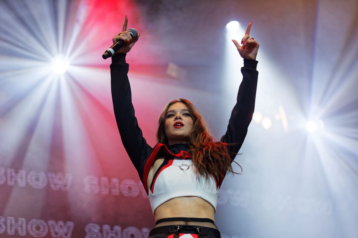 hailee-steinfeld-performs-at-bbc-biggest-weekend-festival-in-swa