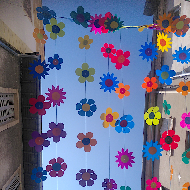 Décoration de rue, des fleurs de toutes les couleurs dans le ciel