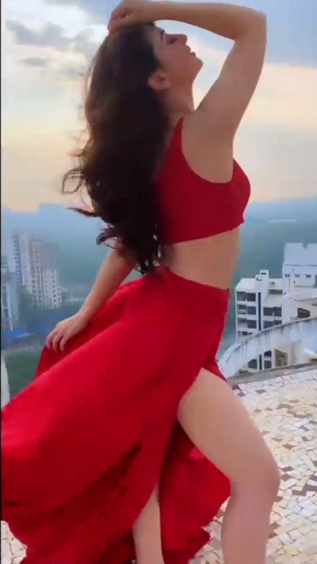 Sandeepa Dhar hot reels 1.00_03_33_18.Still018