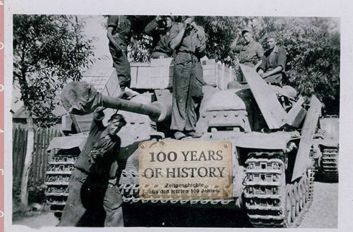 Orig. Foto Panzer Tank mit Seitenschürzen Soldat