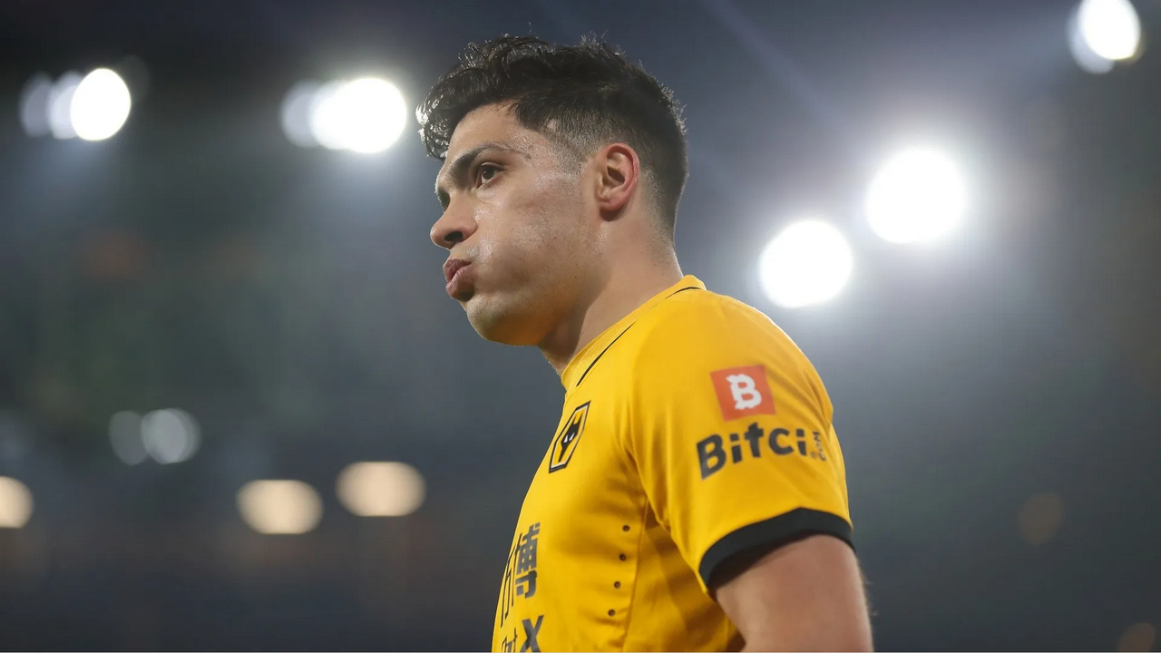 Raúl Jiménez se despide de la afición del Wolverhampton entre lágrimas