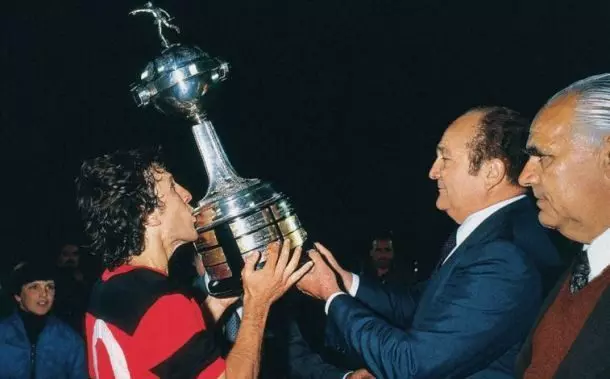 Zico com a taça da Libertadores de 1981