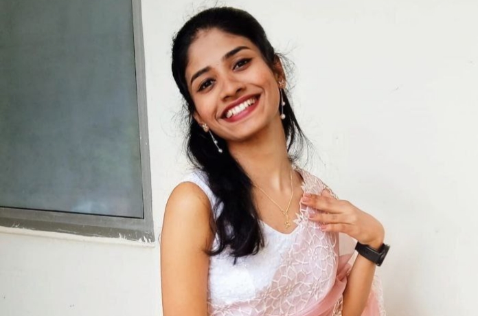 Sexy Mallu Girl Enjoying Kissing With Boyfriend