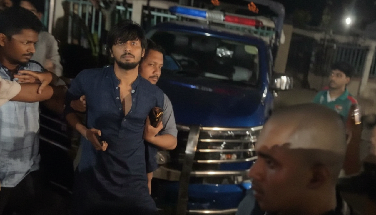 শাহবাগে ডাকসু নেতা এ বি জুবায়ের ও মোসাদ্দেকের উপর হামলা; কাঠগড়ায় ছাত্রদল