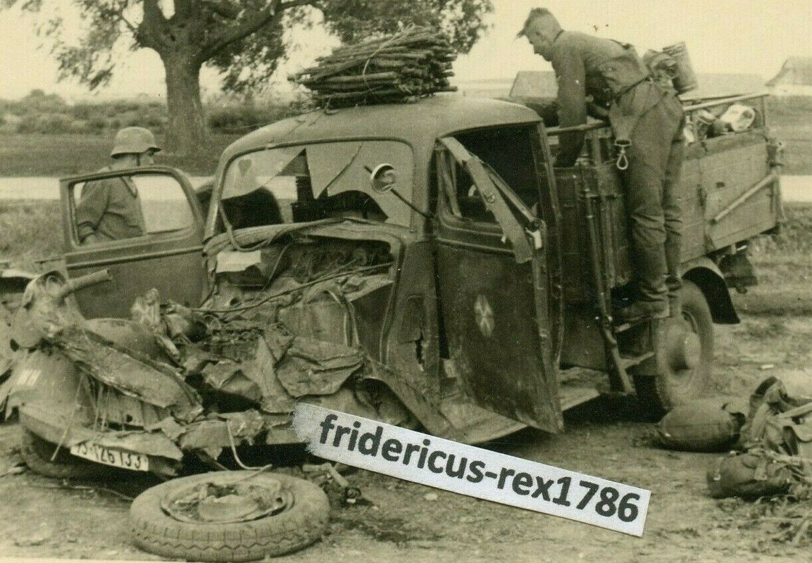 Foto WH Ostfront HKL deut. LKW mit Wappen wird nach Volltreffer geplündert