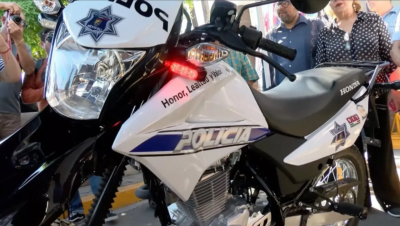 Policía descuida su moto en Tepito y en segundos le roban la batería: video