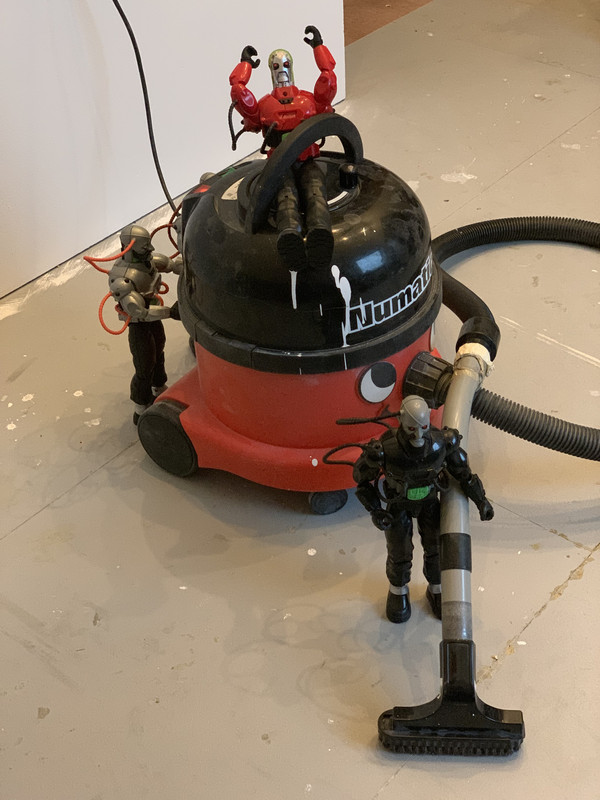Robots using the vacuum cleaner. 5-B1-EDB33-EFE5-4-C96-8858-850-F070084-EC