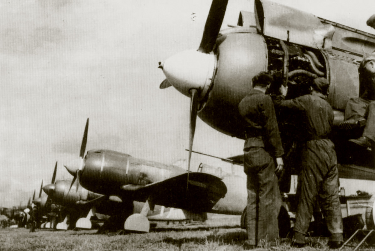 Lavochkin-La-5-lined-up-01