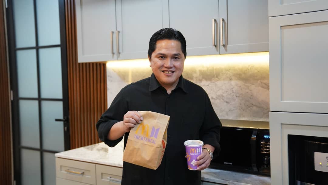 Erick Thohir pamer sepaket BTS Meal.