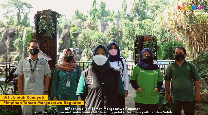 Pimpinan Taman Margsatawa Ragunan Drh. Endah Rumiyati beserta para pengelola merayakan HUT ke-157 Taman Margasatwa Ragunan.
