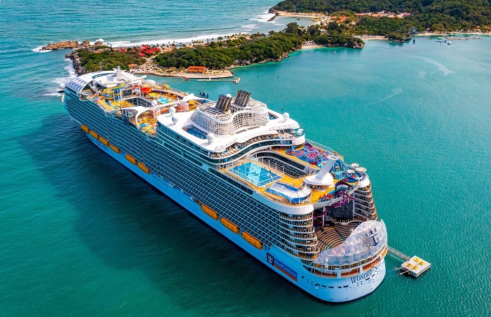 Potret Wonder of the Seas, kapal pesiar terbesar di dunia.
